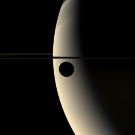 Srp msce Rhea zakrv srp Saturnu