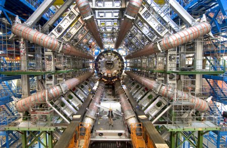 Uvnit Large Hadron Collideru