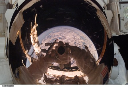 Kosmonautv odraz Zem na obn drze